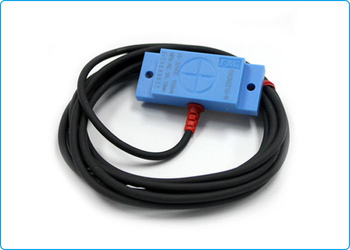 10 มิลลิเมตร PNP ประเภท 12 โวลต์ DC สแควร์สวิทช์เซ็นเซอร์ Capacitive FKCN2210-P ตรวจจับโลหะที่ไม่ใช่